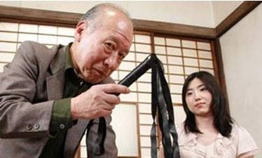 企鹅娘吐槽：霸道总裁？日本爷爷威胁女主播不开房就杀人！