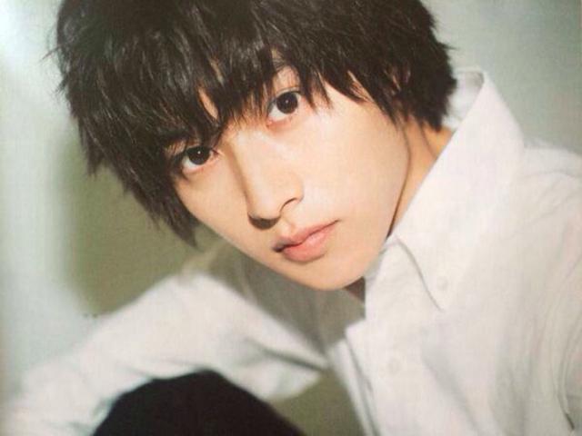 4.山崎贤人"他的五官很帅气."(男生/21岁/大四)"他总是演王子角色.