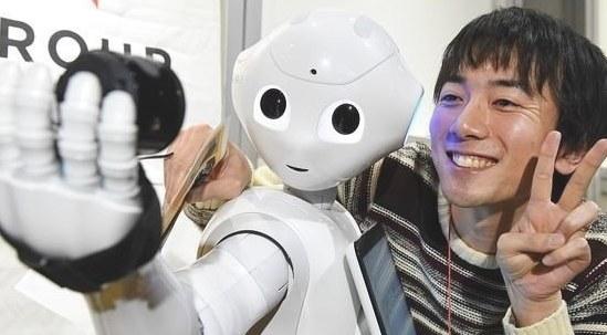 日本仿人形机器人首次与学生共进课堂