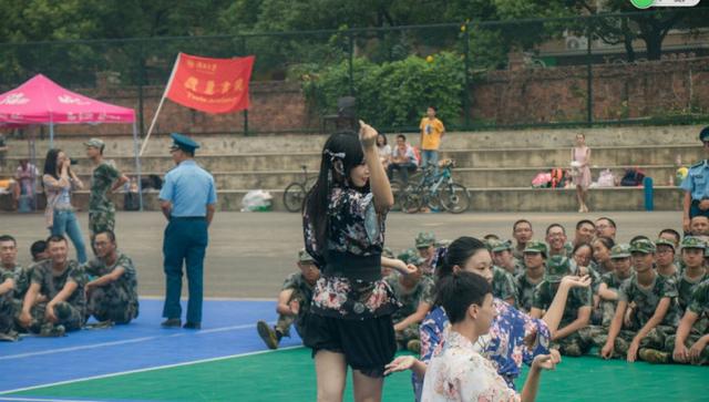 宅元素入侵军训 这是培养军事宅的节奏?