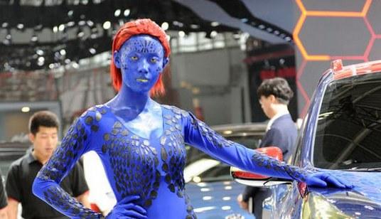 着装还是化妆都非常的下功夫,近乎完美还原了《x战警》的魔形女的形象