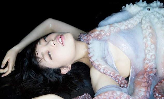 章鱼老师陪日本coser玩触手play 最后死得惨烈