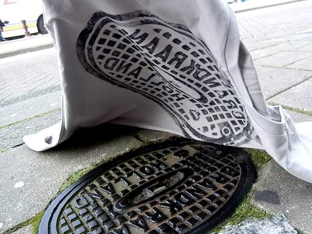 下水道盖拓印衣物 这个创意我给满分