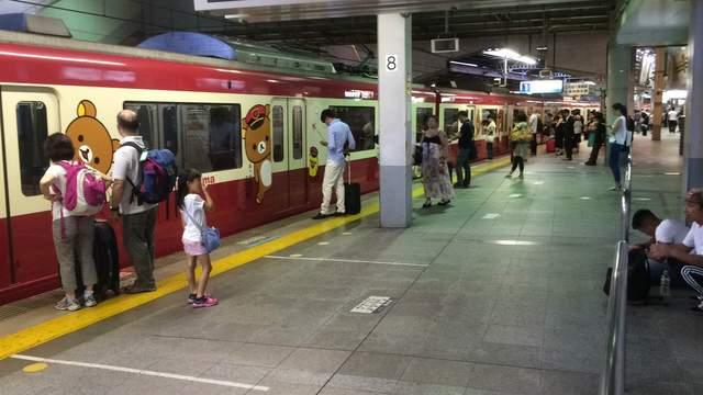 轻松熊“入侵”日本地铁 旅客被萌到直呼不想走