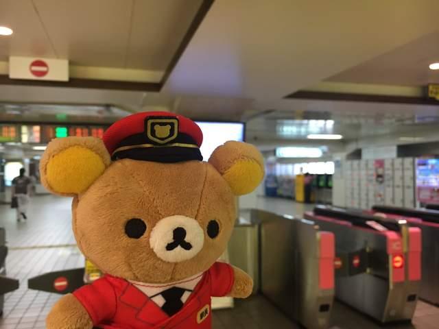 轻松熊“入侵”日本地铁 旅客被萌到直呼不想走