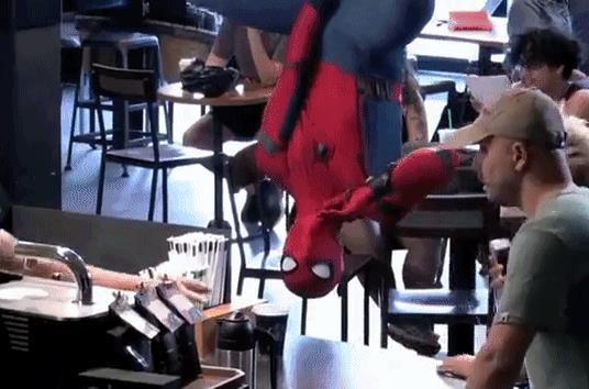 小蜘蛛搞事老爷子凑热闹 蜘蛛侠现身咖啡馆引骚动