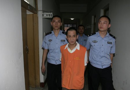 艾万节因涉嫌犯诈骗罪,在市五中院受审  记者 刘嵩 摄