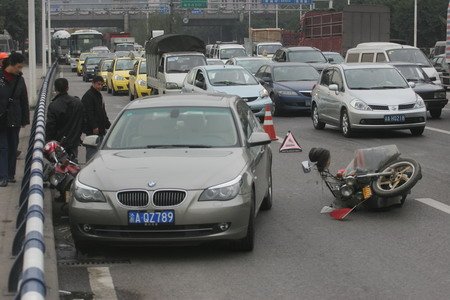 别人撞了我的车我离开现场算肇事逃逸吗