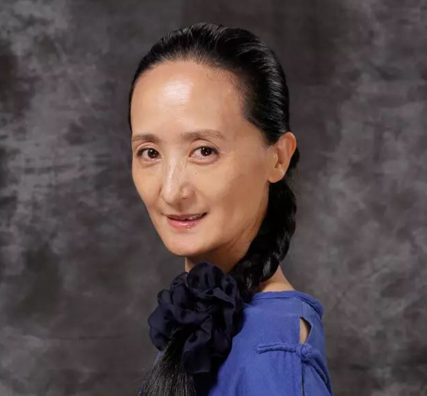 (艺术总监 冯英)正如该剧艺术总监冯英所说,芭蕾舞剧《敦煌》是中芭人