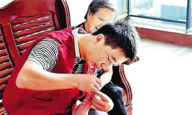 开州最美社工们 用爱照亮需要帮助的人