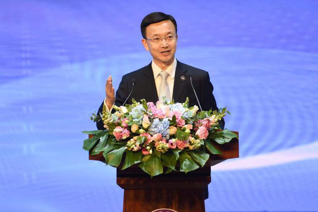 重庆南开中学副校长,南开两江中学执行校长毛明山