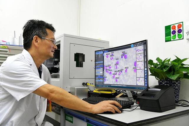 彭贤贵主管技师正在为"小学生"授课