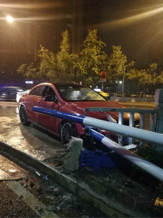 女司机患散光眼开车不戴眼镜撞护栏 损失超13万元