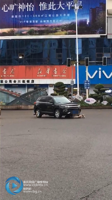 合川发生一起车祸 摩托驾驶员卷入车底