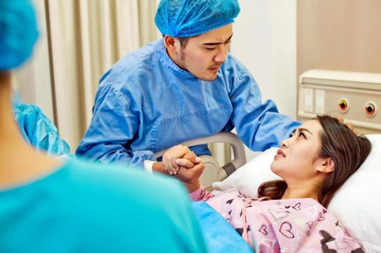 者,她们把这种"无加持,徒手顺产"的分娩痛形容作断了十二根肋骨的疼痛