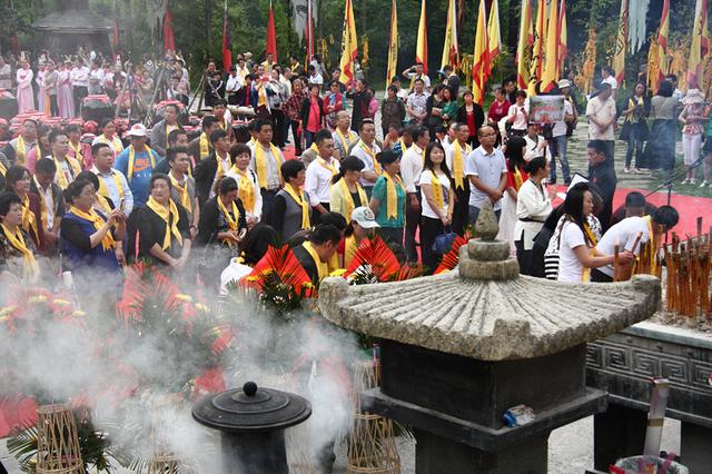 数百酒缸现身祭祀广场 神农儿女共祭炎帝祖先