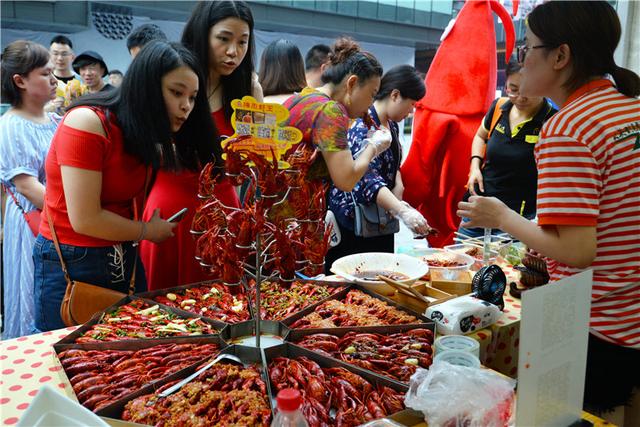 第四届小龙虾美食节首站告捷6万人消灭了11吨虾