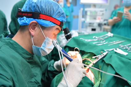 扁桃体摘除手术儿子图片