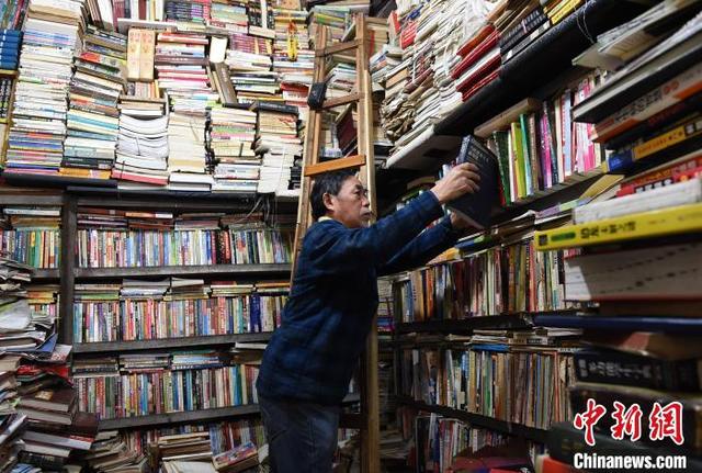 重庆旧书店成网红 凌乱风格吸引游客市民打卡