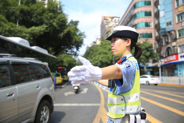 执勤中的宋可欣宋可欣带头抬车被网友称最美背影 本组图片由重庆市