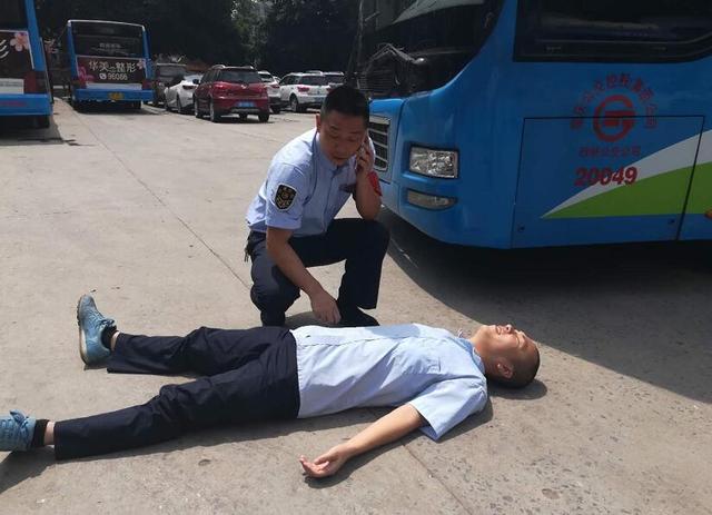 "不好了,有个人在公交车上晕倒了,赶紧拨打120叫救护车.