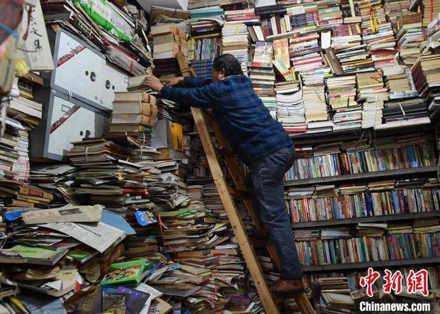 重庆旧书店成网红 凌乱风格吸引游客市民打卡
