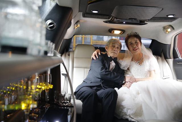 聋哑夫妻结婚39年补办婚礼 77岁丈夫为63岁妻子圆梦
