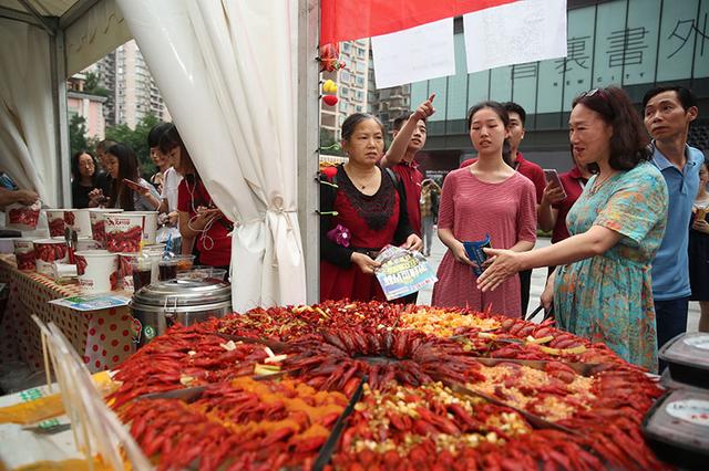 第四届小龙虾美食节首站告捷6万人消灭了11吨虾