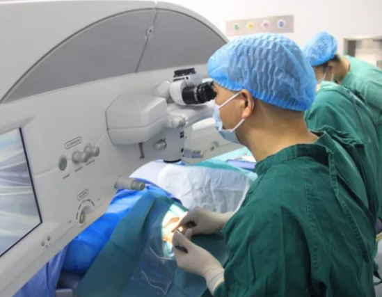 这位父亲拿自己一对儿女"开刀" 原来是因为这个