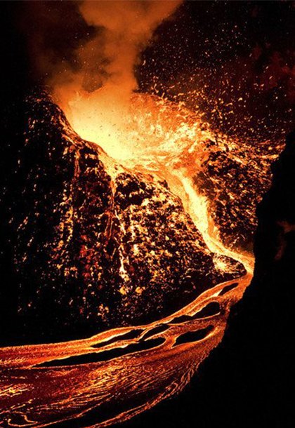 意地质学家活火山口拍岩浆流似红瀑布