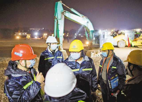 武漢火神山醫院除夕夜加緊建設