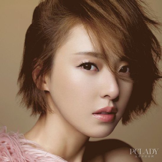 很挑脸型,李多喜的五官很秀气,脸型线条也比较柔和,短发不会显得过于