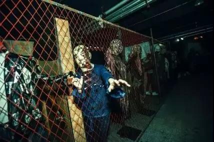 展现末世体验般环环相扣的惊奇世界将丧尸横行的废土末日搬入现实从