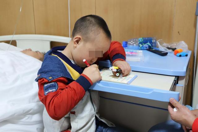 说话的征兆,唐女士带着小超到医院检查,医生告诉说孩子可能发育比较晚