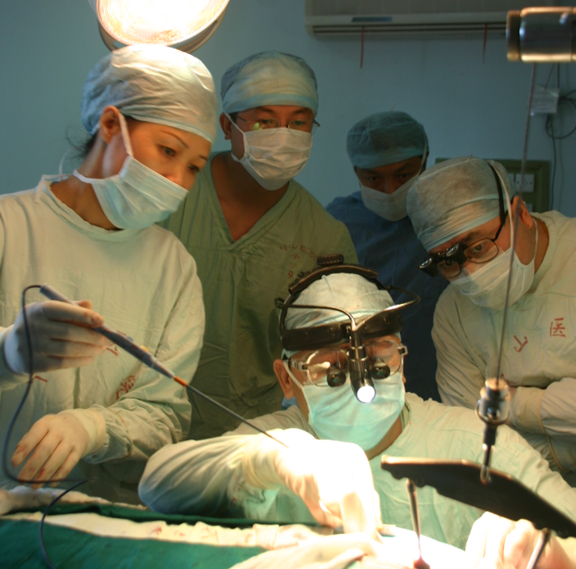 "谢谢你们,让我又活了十年" 国内首例直视心脏杂交手术受益者回医院