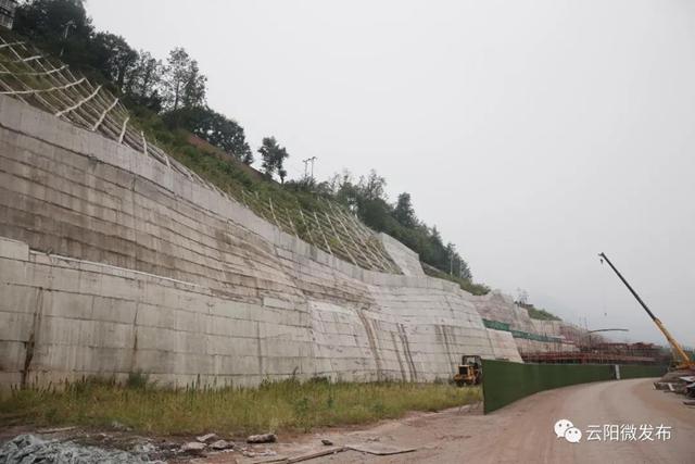 模板支撑,绑扎钢筋,浇筑混凝土,工人正有序施工.