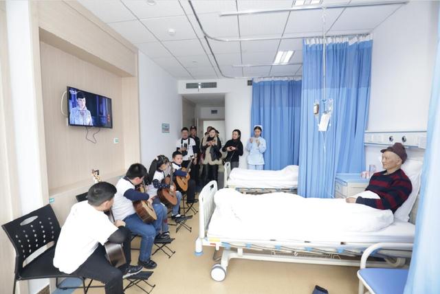 世界癌症日重庆市肿瘤医院把新春祝福送进病房