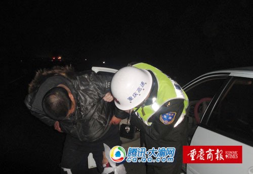 搀扶受伤的男子-记者-徐元宾