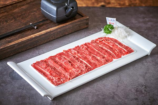 吃涮牛肉讲究新鲜,店里牛肉每天从屠宰到摆盘上桌,都是与时间在赛跑.