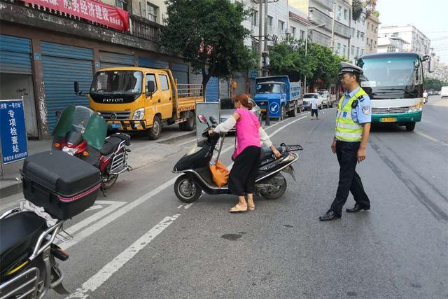 重慶一女子開輕便摩托車買菜竟涉嫌多項違法