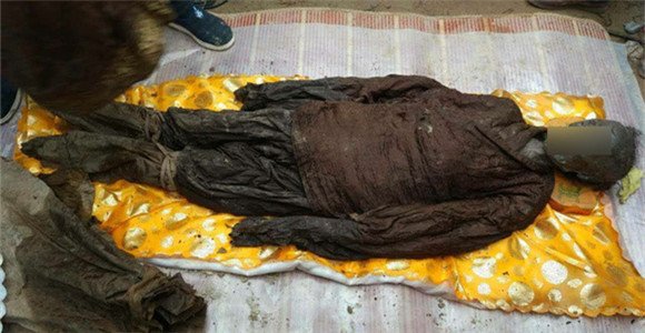 500年前古墓现世 尸体官服完好