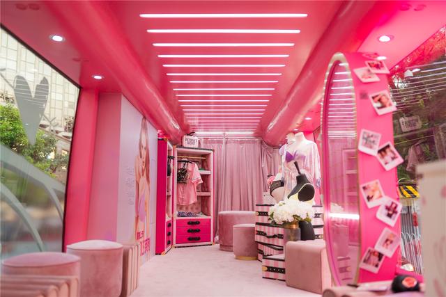 而车内被独具匠心地设计成梦幻浪漫的维密试衣间风格,这活脱脱就是一