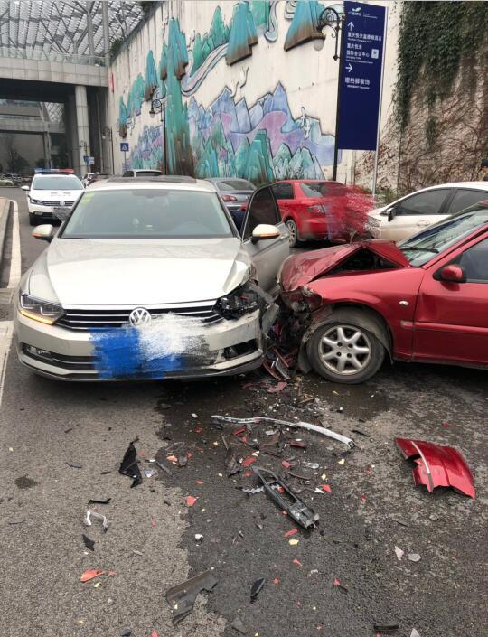 为节约时间疯狂逆行 转弯处撞上另一轿车要赔5万