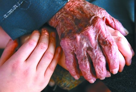 无论走到哪里 别忘了母亲那双苍老的手cfp