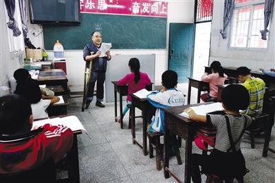 鄉村教師王代學:教書30年拄壞45根柺杖