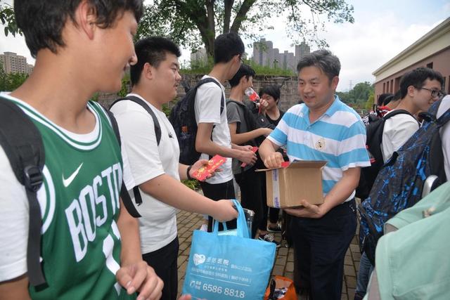 为梦想加油育仁中学举行高考送行仪式