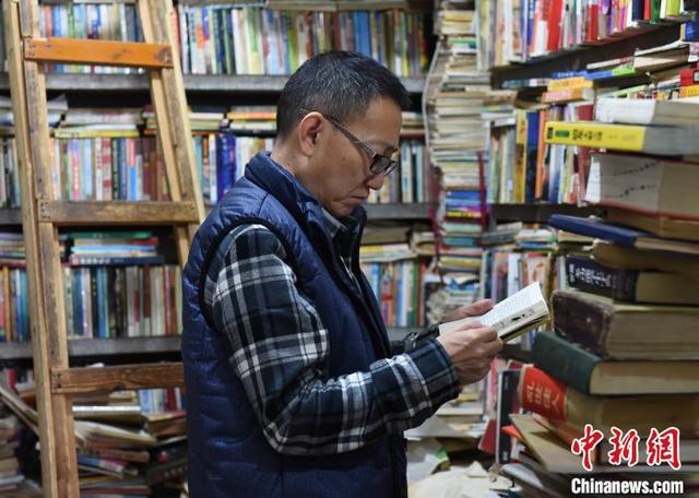 重庆旧书店成网红 凌乱风格吸引游客市民打卡