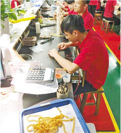 在深圳百泰集团金饰品生产车间,工艺技术人员正在制作金饰品