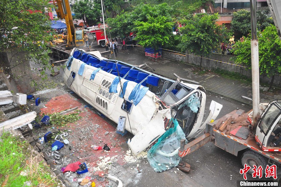 高清:重庆一载31人客车坠桥 已致1死4伤