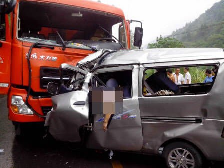 重庆发生惨烈车祸:长安车撞大货车10人死亡
